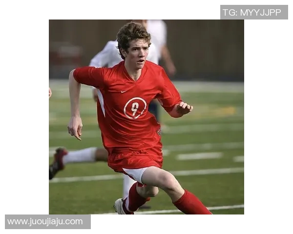 足球巨星化身老年球员上场打球引发热议与欢笑 足球巨星化身老年球员上场打球引发热议与欢笑