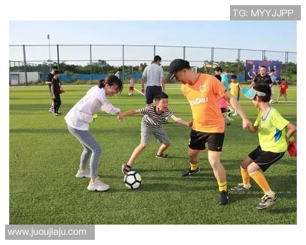 足球明星与儿子共享快乐时光亲子互动尽显温馨足球魅力