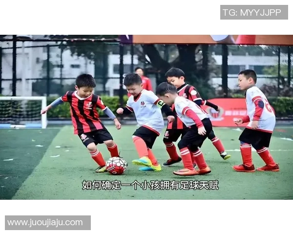 足球明星与小孩的温馨互动视频引发热议引导关注儿童成长