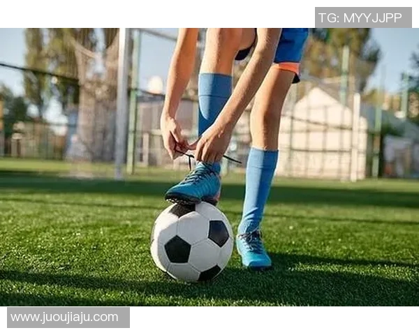 足球明星亲密互动互赠球鞋展现友谊与竞技精神的完美结合