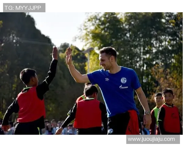 足球明星出席儿童葬礼传递关爱与希望引发社会关注与思考