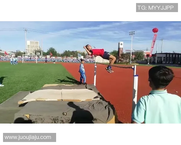 足球明星双手叉腰展现自信风采引领赛场激情瞬间