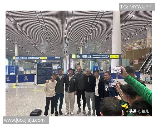 足球明星在机场的偶遇与签名会引发粉丝热潮与媒体关注