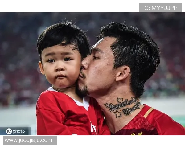 足球明星带娃日常搞笑瞬间父爱如山笑声不断的温馨时刻