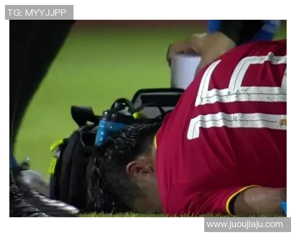 足球明星小腿骨折事件引发热议球迷纷纷关注伤情恢复情况