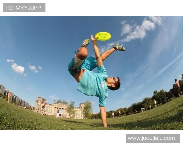 足球明星挑战飞盘运动展现超强技巧与团队默契的精彩瞬间 足球明星挑战飞盘运动展现超强技巧与团队默契的精彩瞬间