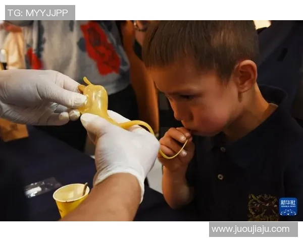 足球明星现场观赏传统技艺吹糖人展现非遗魅力与精彩瞬间