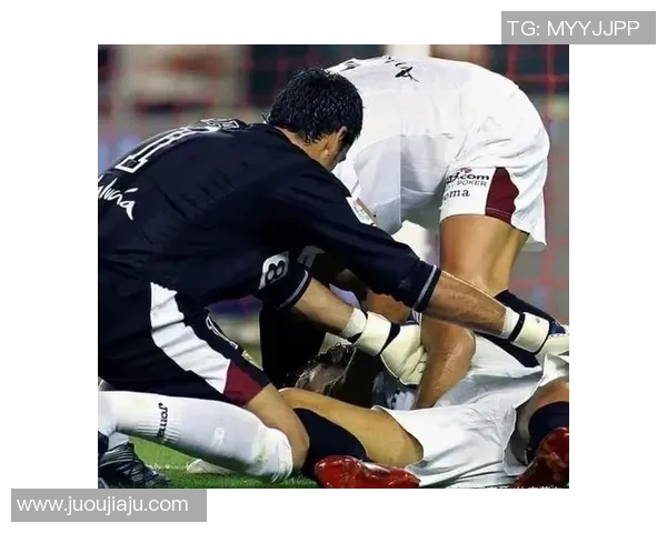 足球明星突发心脏骤停抢救视频引发全球关注与讨论