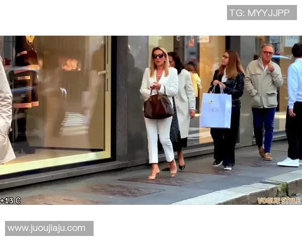 足球明星街头闲逛揭秘他们的时尚选择与生活趣事 足球明星街头闲逛揭秘他们的时尚选择与生活趣事